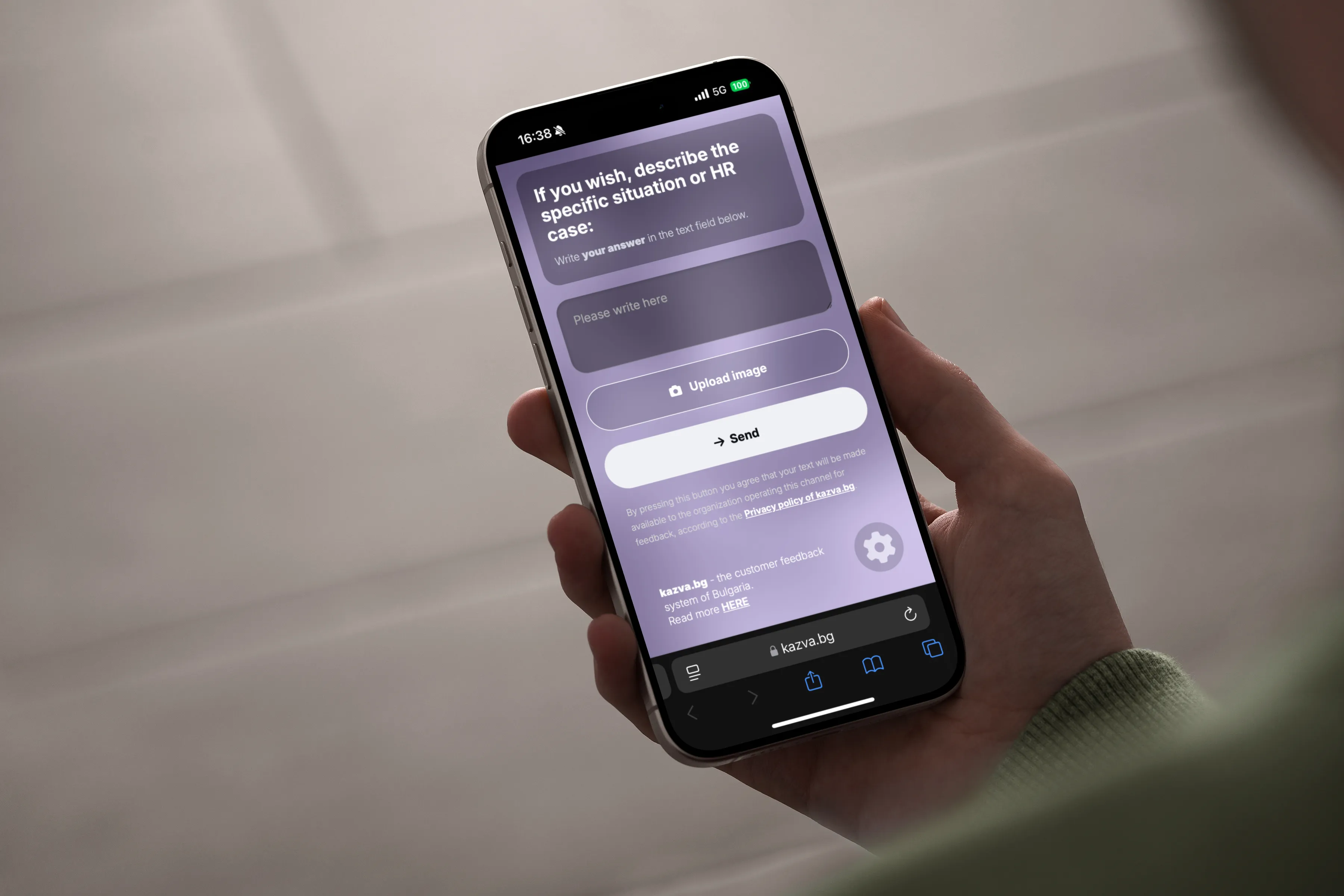 Employee filling out anonymous feedback via kazva.bg on their phone